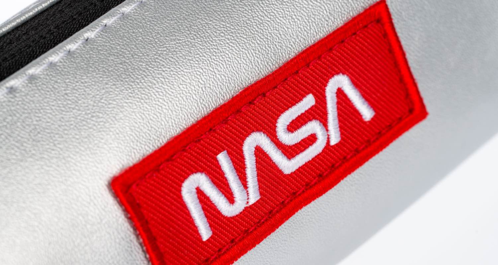 Detail nášivky NASA na etui BAAGL stříbrná