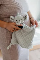 Plyšový usínáček slon 25 × 25 cm s kousátkem a chrastítkem (9)