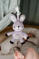 Plyšová hrací skříňka zajíček 30 cm se závěsem na postýlku (5)