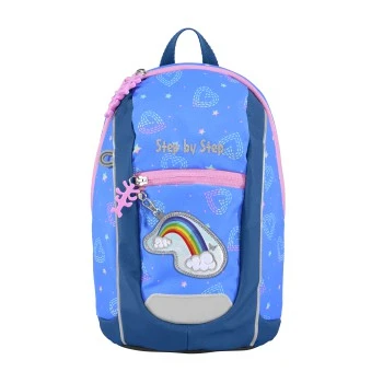 Dětský batůžek Step by Step KIGA MINI Rainbow Lui – pohled zepředu se šikmým úhlem