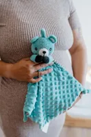 Plyšový usínáček medvídek 25 × 25 cm s kousátkem a chrastítkem (9)