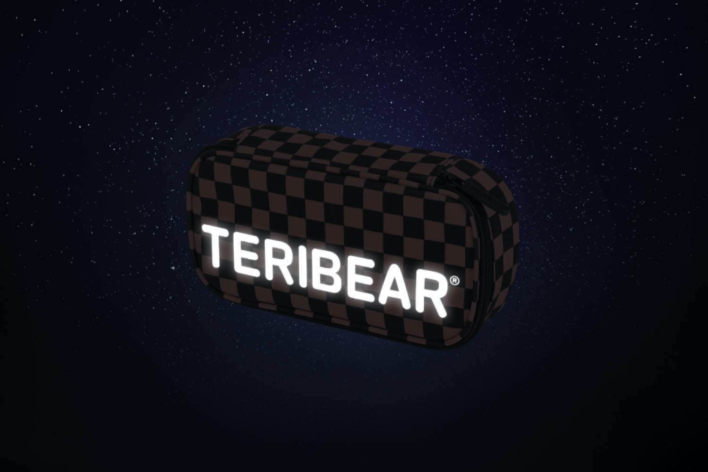 Penál Baagl TERIBEAR v noci – reflexní nápis svítí ve tmě