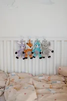 Plyšová hrací skříňka srneček 30 cm se závěsem na postýlku (3)