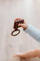 Silikonové chrastítko keksík 13 cm (5)