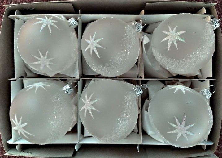 Levně Vánoční skleněné koule 7cm, průhledné, bílý mat, bílý dekor hvězd, 6ks