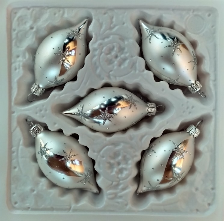 Levně Vánoční skleněné ozdoby - Olivy stříbrné 8x4cm, bílý mat, stříbrný dekor hvězd, 5ks