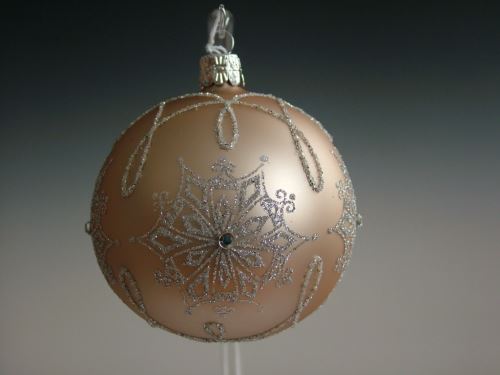 Vánoční skleněné koule 8cm, hladké, champagne mat, plastický bílý dekor se šatony, 6ks