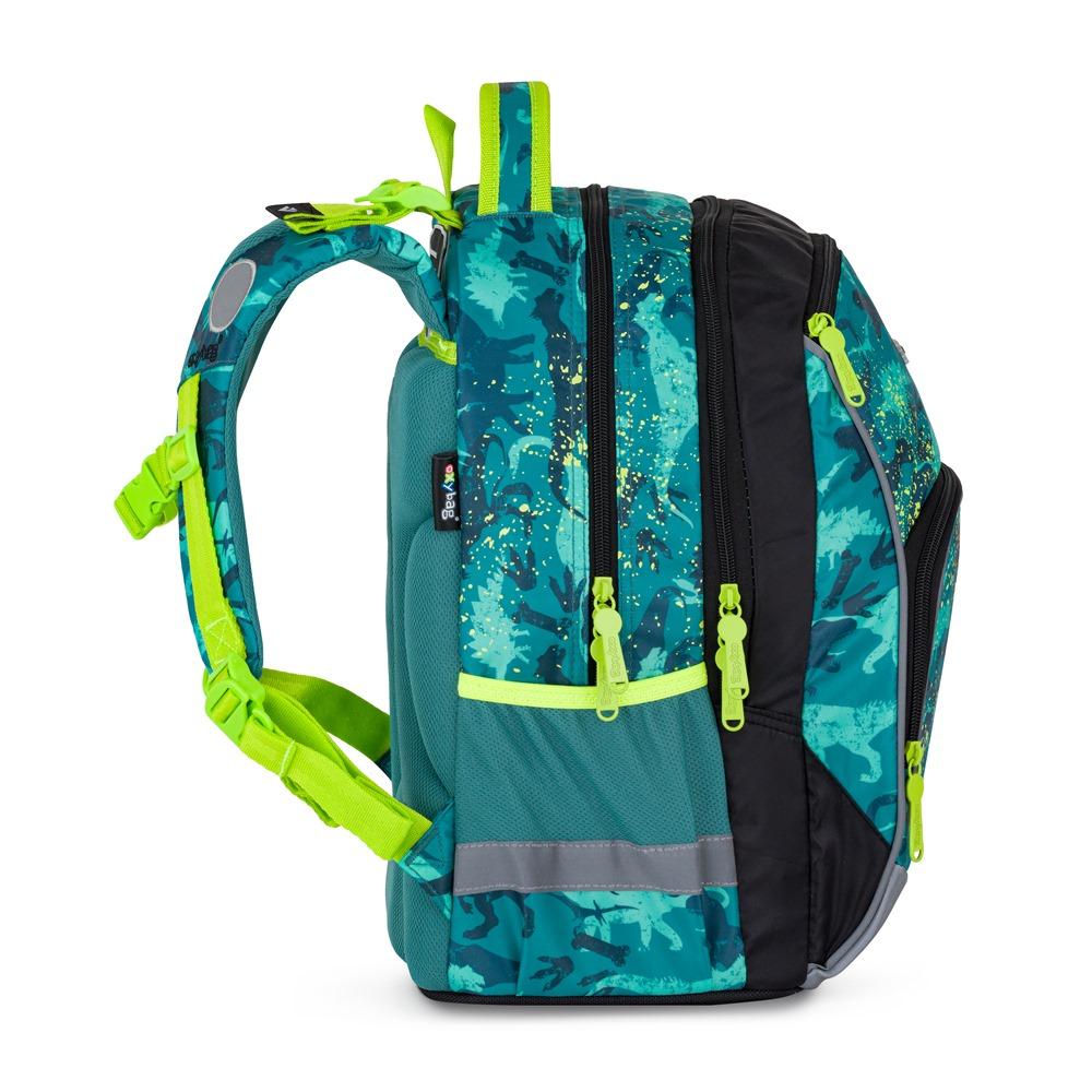 Školní batoh OXY Go Dino – boční pohled, nastavitelné popruhy a hrudní popruh