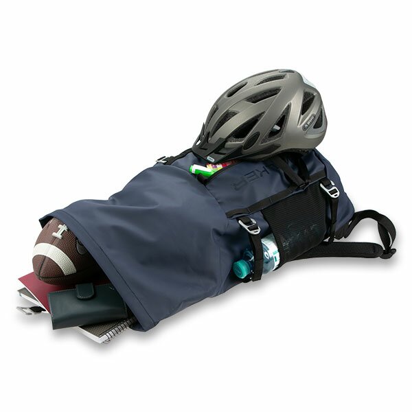 Otevřený batoh Walker Cycle Sport Blue Coated s přilbou, míčem a lahví uvnitř