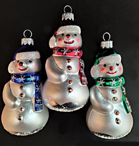 Vánoční skleněná ozdoba - Sněhulák s balíčkem, bílý, barevná šála, mat, dekor, mix barev