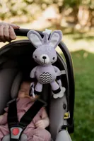 Plyšové chrastítko zajíček 30 cm se závěsem na postýlku (9)