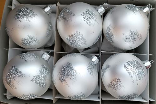 Vánoční skleněné koule 7cm, hladké, stříbřené, bílý mat, sypaný dekor, 6ks