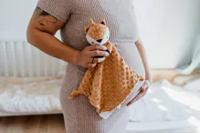 Plyšový usínáček srneček 25 × 25 cm s kousátkem a chrastítkem (9)