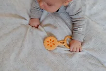 Silikonové chrastítko koláček 13 cm (3)